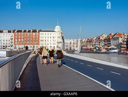 Neue Fußgänger und Fahrrad zu überbrücken Inderhavnsbroen Verbindung von Kongens Nytorv und Christianshavn über Nyhavn in Kopenhagen Stockfoto