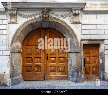 Alte Holztür auf einem Gebäude, dem Haupteingang Stockfoto