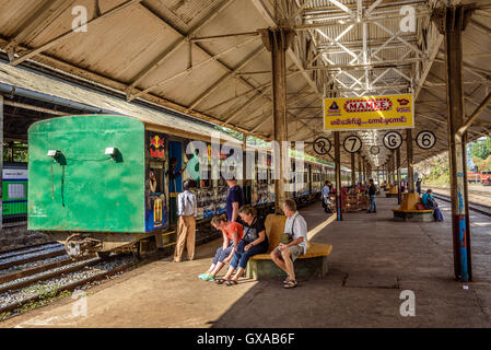 Bahnhof in Yangon und wartende Passagiere Stockfoto