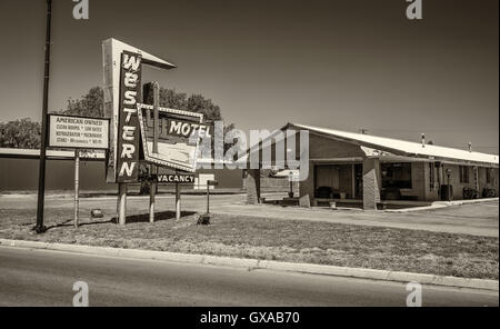 Western Motel Leuchtreklame und befindet sich direkt an der historischen Route 66 in Oklahoma Stockfoto
