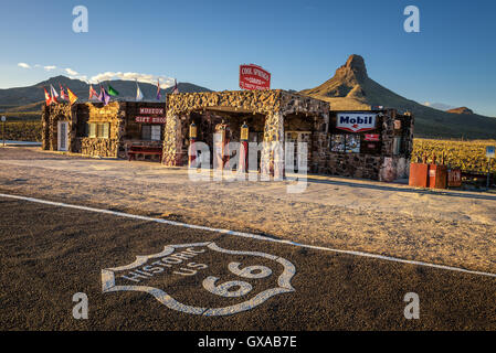 Cool Springs Station in der Mojave-Wüste auf der historischen Route 66 mit dem Route 66 Asphalt Schild vorne umgebaut. Stockfoto