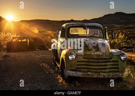 Sommer Sonnenuntergang über Autowracks in der Mojave-Wüste auf der historischen Route 66. Stockfoto