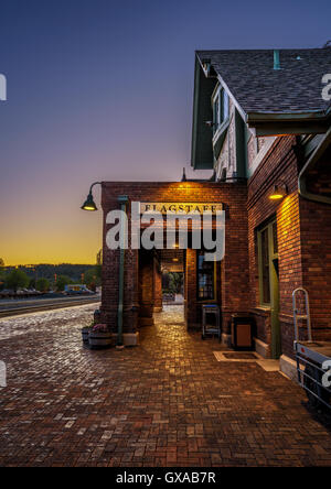 Historischer Bahnhof in Flagstaff bei Sonnenuntergang Stockfoto