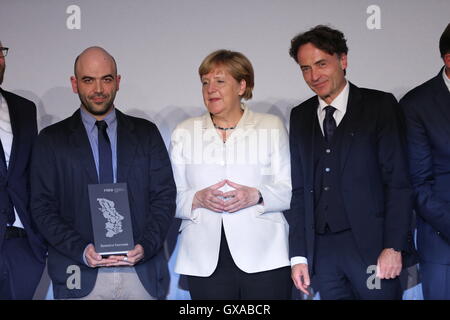 Potsdam, Deutschland. 15. Sep, 2016. Die Präsentation des M100 Medienpreises in das Orangerieschloss in Potsdam wurde von Bundeskanzlerin Dr. Angela Merkel besucht Roberto Saviano, Autor ("Gomorrha"), Journalist und M100 Media Award Gewinner 2016 Giobanni di Lorenzo, Chefredakteur, Wochenzeitung und Jann Jakobs, Oberbürgermeister der Landeshauptstad Potsdam. © Simone Kuhlmey/Pacific Press/Alamy Live-Nachrichten Stockfoto