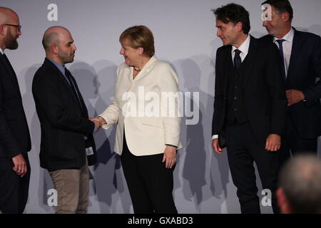 Potsdam, Deutschland. 15. Sep, 2016. Die Präsentation des M100 Medienpreises in das Orangerieschloss in Potsdam wurde von Bundeskanzlerin Dr. Angela Merkel besucht Roberto Saviano, Autor ("Gomorrha"), Journalist und M100 Media Award Gewinner 2016 Giobanni di Lorenzo, Chefredakteur, Wochenzeitung und Jann Jakobs, Oberbürgermeister der Landeshauptstad Potsdam. © Simone Kuhlmey/Pacific Press/Alamy Live-Nachrichten Stockfoto