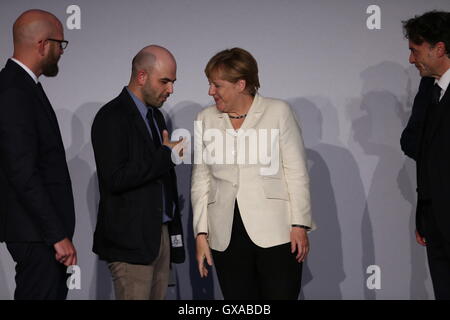 Potsdam, Deutschland. 15. Sep, 2016. Die Präsentation des M100 Medienpreises in das Orangerieschloss in Potsdam wurde von Bundeskanzlerin Dr. Angela Merkel besucht Roberto Saviano, Autor ("Gomorrha"), Journalist und M100 Media Award Gewinner 2016 Giobanni di Lorenzo, Chefredakteur, Wochenzeitung und Jann Jakobs, Oberbürgermeister der Landeshauptstad Potsdam. © Simone Kuhlmey/Pacific Press/Alamy Live-Nachrichten Stockfoto