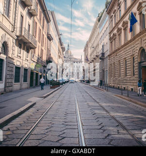 Gasse in Mailand mit Straßenbahnschienen und Pflastersteine Stockfoto