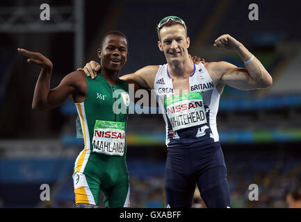 Der Brite Richard Whitehead mit Südafrika Ntando Mahlangu nach die Männer 100m - Final T42 während der achte Tag der Rio Paralympischen Spiele 2016 in Rio De Janeiro, Brasilien. Stockfoto