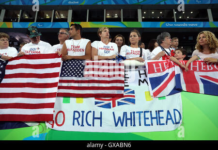 Unterstützung für Großbritanniens Richard Whitehead nach die Männer 100m - Final T42 während der achte Tag der Rio Paralympischen Spiele 2016 in Rio De Janeiro, Brasilien. Stockfoto