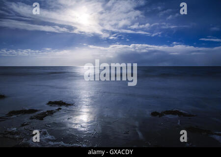 am Meer Stadt Nachtlichter Mondschein Stockfoto