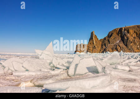 Steinmännchen Eis am Baikalsee in der Nähe von Kap Choboi bei Sonnenuntergang Stockfoto