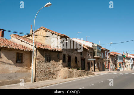 Main Street in San Justo De La Vega - Spanien Stockfoto