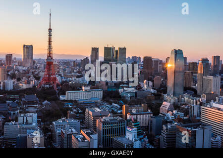 Tokyo Tower und Roppongi Hills, Minato-Ku, Tokyo, Japan Stockfoto