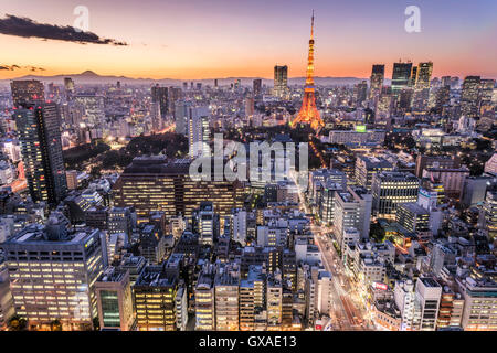 Tokyo Tower und Mt. Fuji, Blick vom Minato-Ku, Tokyo, Japan Stockfoto