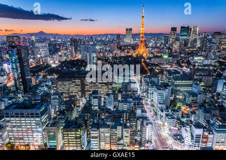 Tokyo Tower und Mt. Fuji, Blick vom Minato-Ku, Tokyo, Japan Stockfoto