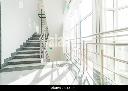 Treppe - Korridor-geschossige Bürogebäude Stockfoto