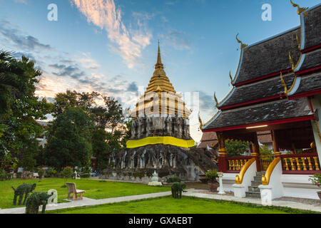 Wat Chiang Man bei Sonnenuntergang, der älteste Tempel in Chiang Mai, Thailand. Stockfoto