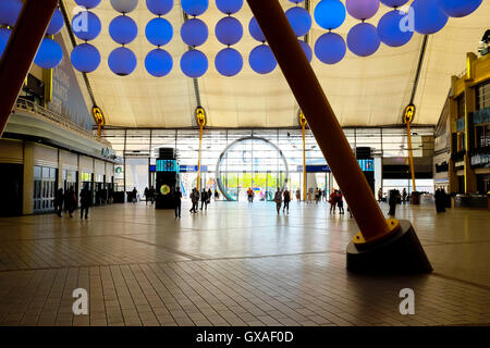 Beleuchtung der Skulptur im Innenraum der O2 Arena an Greenwich Halbinsel, Docklands, London, England Stockfoto