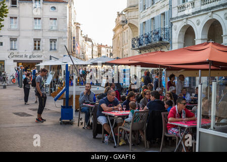 Restaurants entlang der Kante von der Marina in den alten Hafen von La Rochelle, Charente-Maritime, Frankreich, Europa Stockfoto