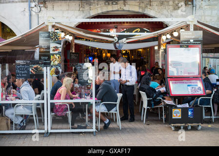 Restaurants entlang der Kante von der Marina in den alten Hafen von La Rochelle, Charente-Maritime, Frankreich, Europa Stockfoto