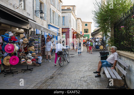Einkaufsstraßen in Saint-Martin-de-Ré auf der Insel Ile de Ré, Charente-Maritime, Poitou-Charentes, Frankreich Stockfoto