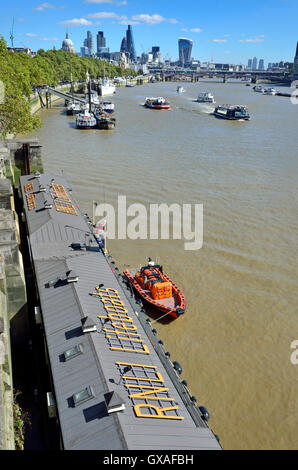 London, England, Vereinigtes Königreich. RNLI Lifeboat Station auf der Themse am Victoria Embankment von Waterloo Bridge. Rettungsboot Stockfoto