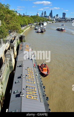 London, England, Vereinigtes Königreich. RNLI Lifeboat Station auf der Themse am Victoria Embankment von Waterloo Bridge. Rettungsboot Stockfoto