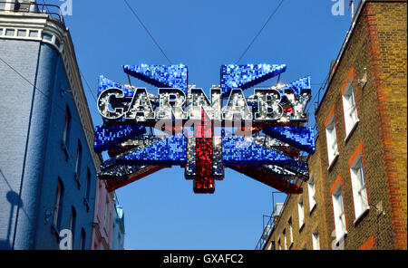 London, England, Vereinigtes Königreich. Carnaby Street 3D zu unterzeichnen, in Form von einem funkelnden Union Jack-Flagge Stockfoto