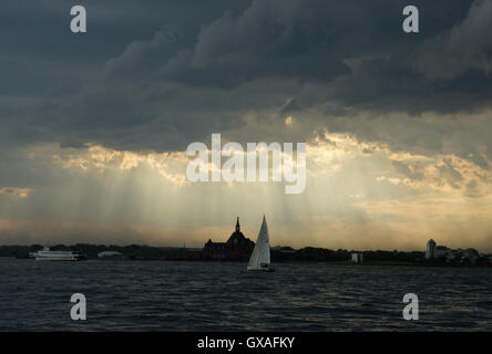 In Richtung Sonnenuntergang näherte sich ein Sturm aus dem Norden und Osten über den Hudson River mit Blick auf New Jersey von Manhattan. Stockfoto