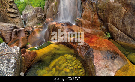 Portugal: Cascade in wilde Felsenschlucht mit nassen Felsen und transparente sauberes Wasser Stockfoto