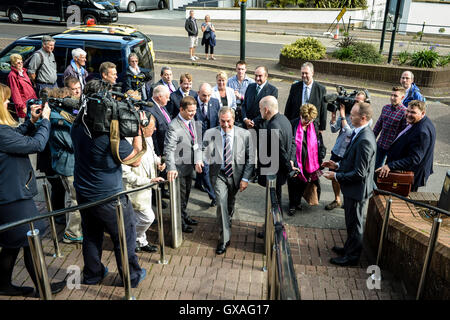 Nigel Farage kommt die Partei Jahreskonferenz in Bournemouth, wie er darauf bestanden hat, er unterstützt "Wer der nächste Führer" von Ukip ist, wie die Partei bereit, seinen Nachfolger zu enthüllen. Stockfoto