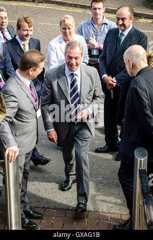 Nigel Farage kommt die Partei Jahreskonferenz in Bournemouth, wie er darauf bestanden hat, er unterstützt "Wer der nächste Führer" von Ukip ist, wie die Partei bereit, seinen Nachfolger zu enthüllen. Stockfoto