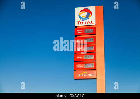 BURG / Deutschland - 15. September 2016: Deutsche Tankstelle Preis Zeichen von insgesamt steht auf Tankstelle Stockfoto