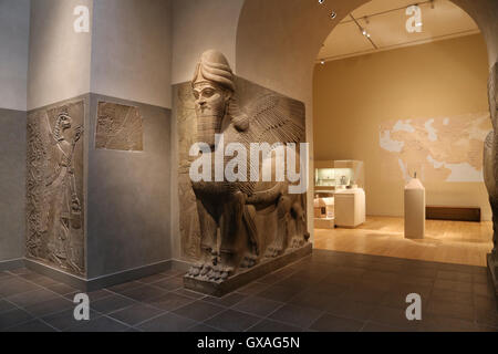 Unter der Leitung von menschlichen geflügelten Löwen (Lamassu). 883-859 V. CHR.. Neo-assyrischen. Herrschaft von Ashurnasirpal. Nimrud (alte Kalhu). Mesopotamien. Stockfoto