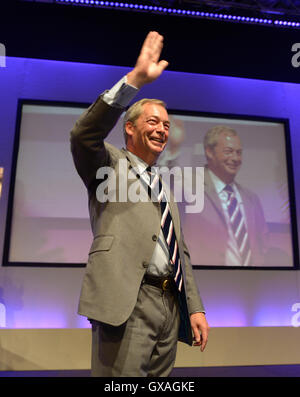 Nigel Farage spricht die Ukip-Partei Jahreskonferenz in Bournemouth, wie er darauf bestanden hat, er unterstützt "Wer der nächste Führer" von Ukip ist, wie die Partei bereit, seinen Nachfolger zu enthüllen. Stockfoto