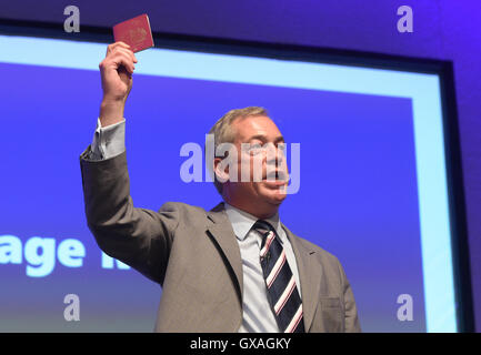 Nigel Farage hält seinen Pass während seiner Ansprache an die Partei Ukip Jahreskonferenz in Bournemouth, wie er darauf bestanden hat, er unterstützt "Wer der nächste Führer" von Ukip ist, wie die Partei bereit, seinen Nachfolger zu enthüllen. Stockfoto