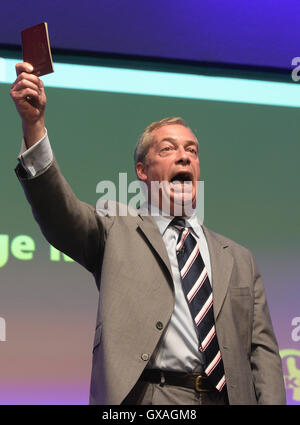 Nigel Farage hält seinen Pass während seiner Ansprache an die Partei Ukip Jahreskonferenz in Bournemouth, wie er darauf bestanden hat, er unterstützt "Wer der nächste Führer" von Ukip ist, wie die Partei bereit, seinen Nachfolger zu enthüllen. Stockfoto