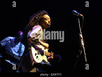 Corinne Bailey Rae unterstützt Lionel Richie auf Tour in der Londoner O2 Arena Featuring: Corinne Bailey Rae Where: London, Vereinigtes Königreich bei: 2. Juli 2016 Stockfoto