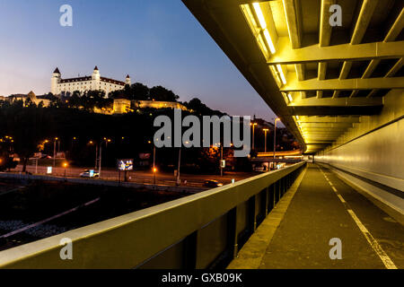 Skyline Bratislava Burg, errichtet über dem Fluß Donau, Bratislava, Slowakei, Europa Stockfoto