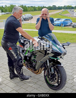 Paul Hollywood besucht Mercedes-Benz-Welt, Brooklands, die von Rennfahrer-Legende John Surtees mit Henry Surtees Foundation Veranstaltung zu unterstützen: Paul Hollywood wo: Weybridge, Großbritannien: 5. Juli 2016 Stockfoto