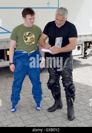 Paul Hollywood besucht Mercedes-Benz-Welt, Brooklands, die von Rennfahrer-Legende John Surtees mit Henry Surtees Foundation Veranstaltung zu unterstützen: Paul Hollywood wo: Weybridge, Großbritannien: 5. Juli 2016 Stockfoto