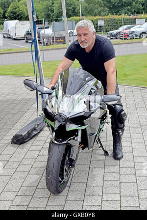 Paul Hollywood besucht Mercedes-Benz-Welt, Brooklands, die von Rennfahrer-Legende John Surtees mit Henry Surtees Foundation Veranstaltung zu unterstützen: Paul Hollywood wo: Weybridge, Großbritannien: 5. Juli 2016 Stockfoto