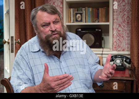 Brian Blessed macht seine Bühne Regiedebüt mit einer Produktion von Agatha Christies "The Hollow" in The Mill in Sonning. Das Spiel verfügt auch über seine Frau Hildegard Neil und seine Tochter Rosalind gesegnet.  Mitwirkende: Brian Blessed wo: Sonning, Stockfoto