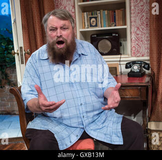 Brian Blessed macht seine Bühne Regiedebüt mit einer Produktion von Agatha Christies "The Hollow" in The Mill in Sonning. Das Spiel verfügt auch über seine Frau Hildegard Neil und seine Tochter Rosalind gesegnet.  Mitwirkende: Brian Blessed wo: Sonning, Stockfoto