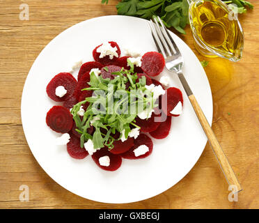 Salat aus gekochten Rüben, Käse und Rucola Stockfoto
