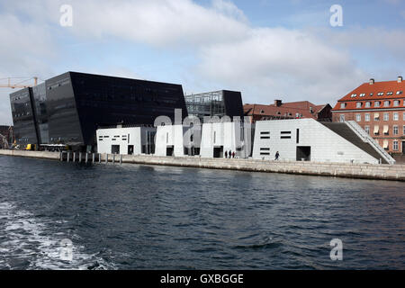 Bibliotheksgebäude am Hafen in Kopenhagen, Dänemark. Bekannt als der schwarze Diamant Stockfoto