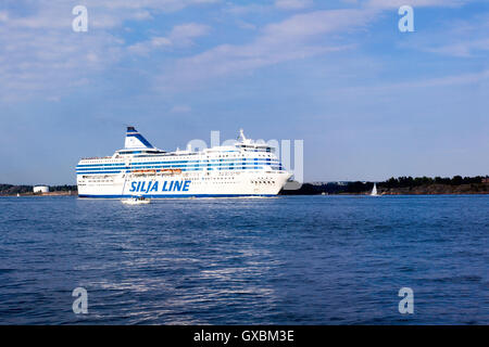 Helsinki, Finnland-August 18 2013: die SILJA LINE Fähre fährt vom Hafen von Helsinki. Fähren der Silja Line Gesellschaft genießen breite p Stockfoto