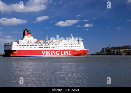 Helsinki, Finnland-20. April 2013: die VIKING LINE Fähre fährt vom Hafen von Helsinki. Fähren der VIKING Line Gesellschaft genießen breite p Stockfoto