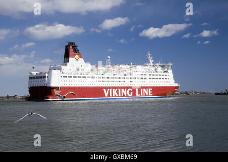 Helsinki, Finnland-20. April 2013: die VIKING LINE Fähre fährt vom Hafen von Helsinki. Fähren der VIKING Line Gesellschaft genießen breite p Stockfoto