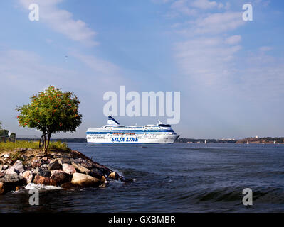 Helsinki, Finnland-August 18 2013: die SILJA LINE Fähre fährt vom Hafen von Helsinki. Fähren der Silja Line Gesellschaft genießen breite p Stockfoto